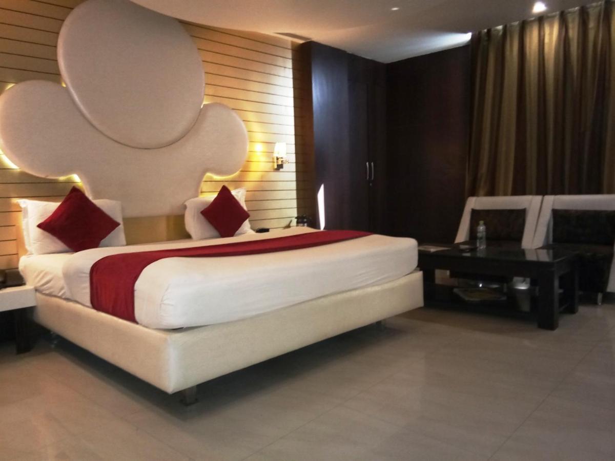 Hotel D'Grand Bareilly Bagian luar foto