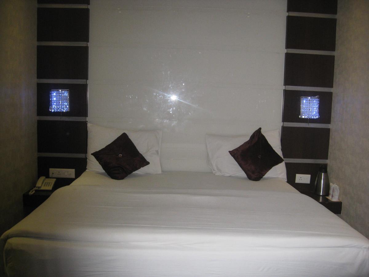 Hotel D'Grand Bareilly Bagian luar foto