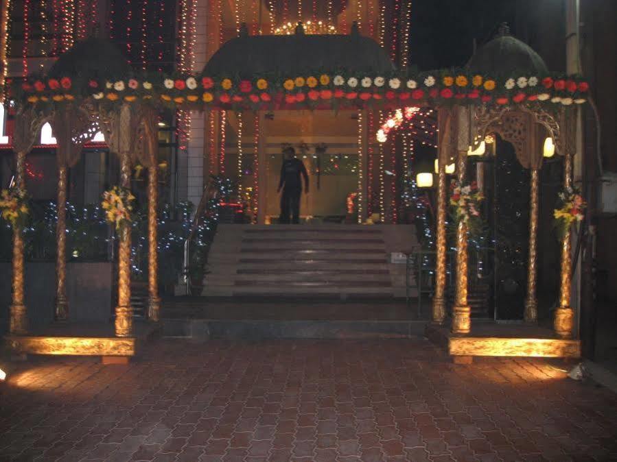 Hotel D'Grand Bareilly Bagian luar foto