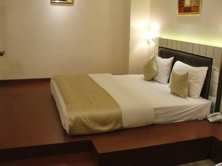 Hotel D'Grand Bareilly Bagian luar foto